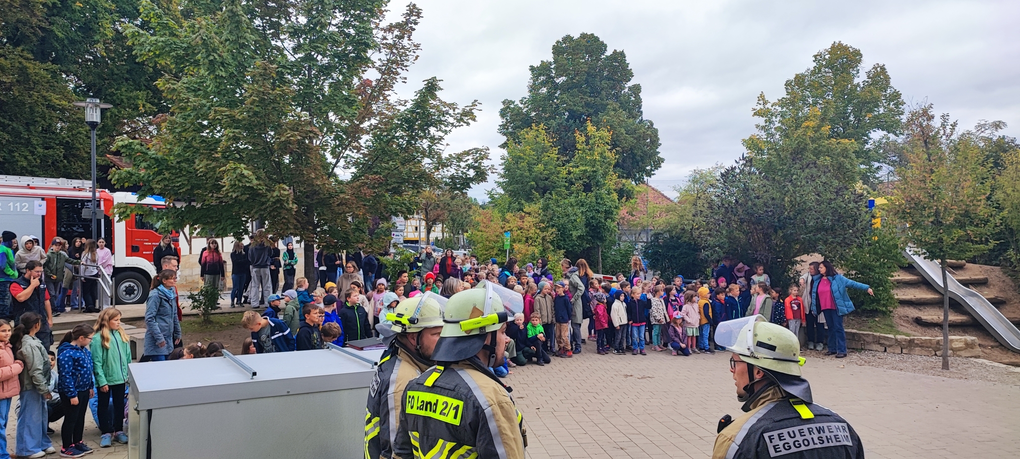 Feuerwehr im Schulhof